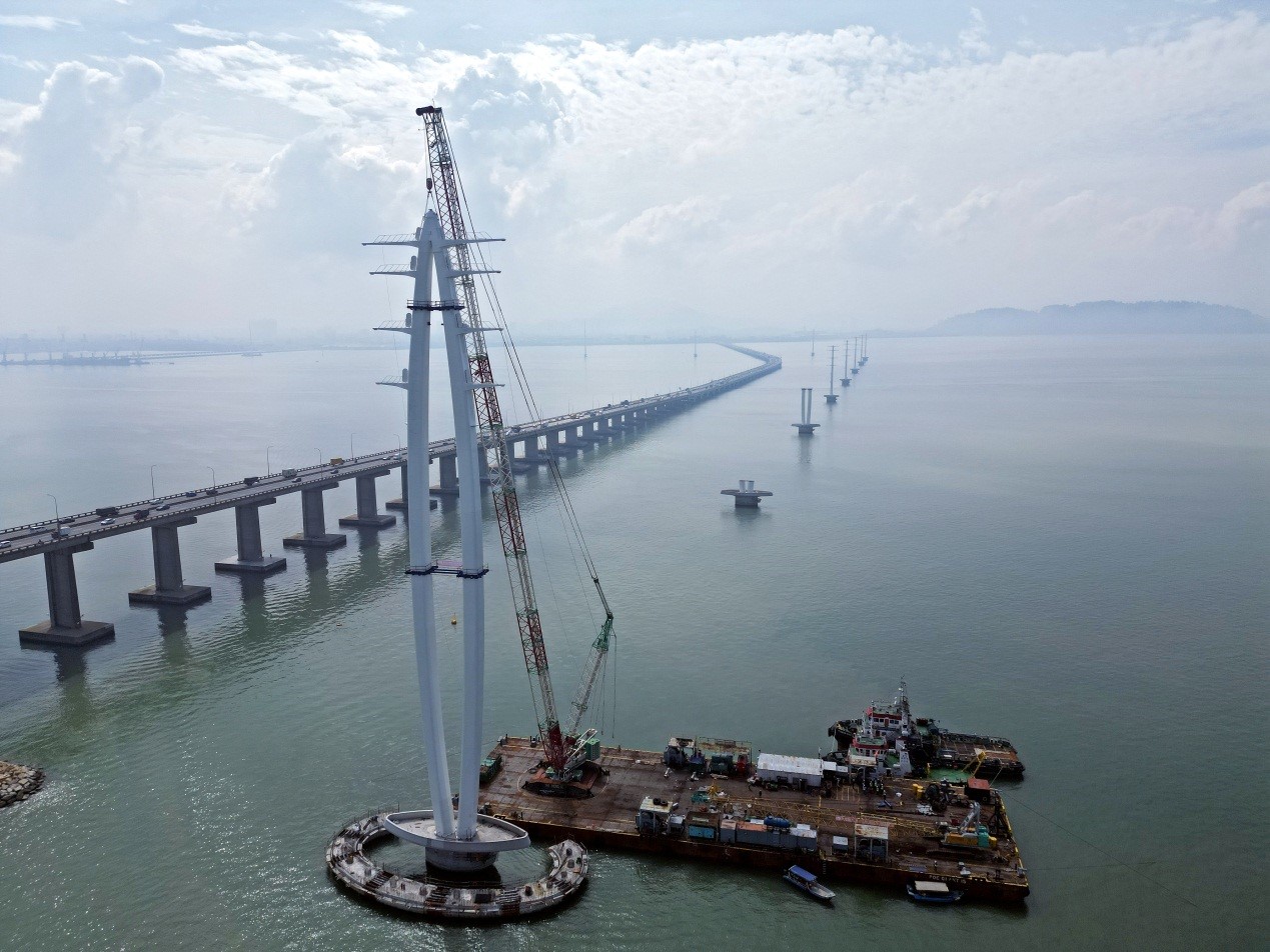 中企承建马来西亚槟城275千伏跨海输电线路项目首个双肢塔成功合拢